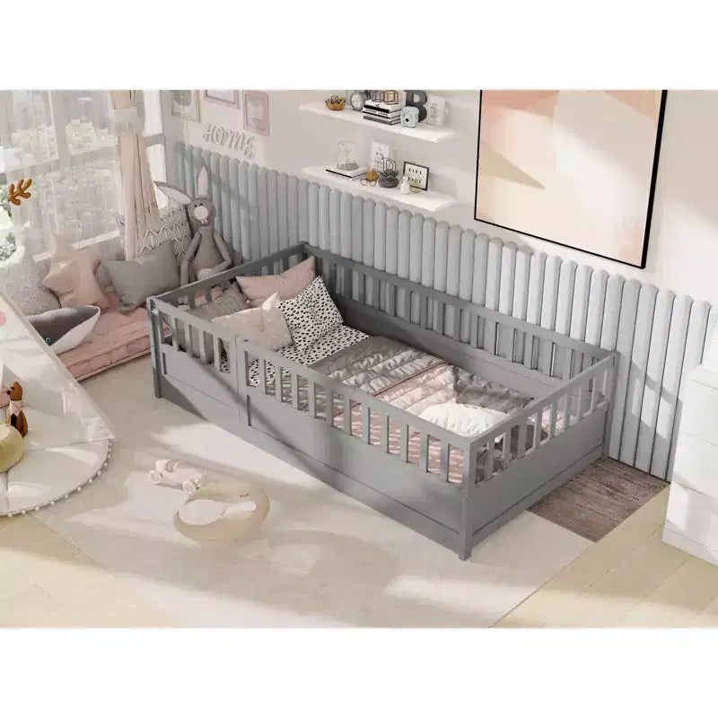 Lit de sol une place pour enfants, lit en bois pour tout-petits avec clôture et porte, lit de sol pour enfants filles et garçons, en bois de pin, gris